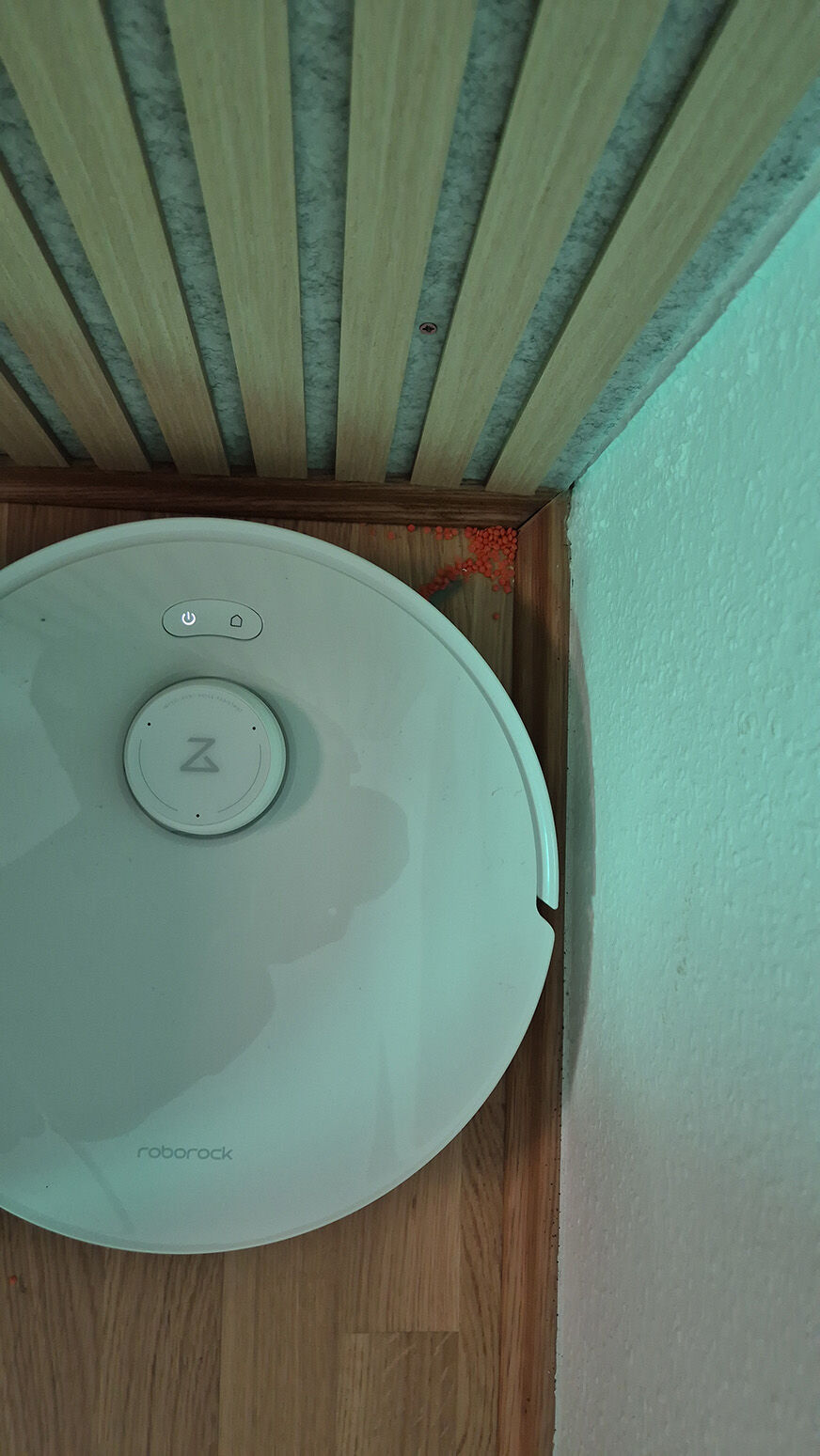 Der Qrevo Curv 2 Flow erreicht beim Saugen nicht den Schmutz in der Ecke.